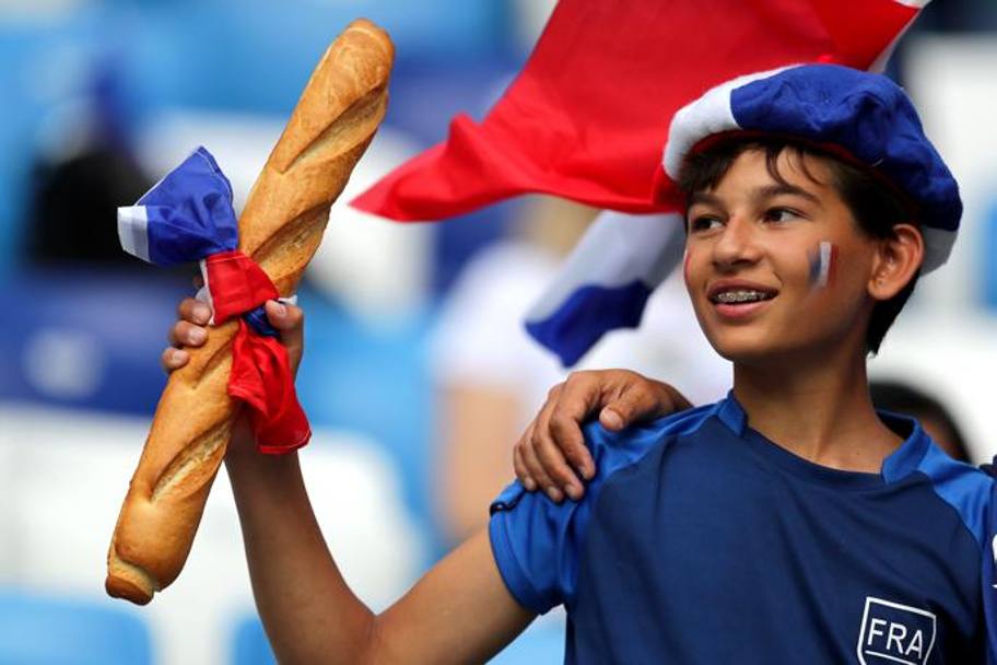 Altro simbolo inequivocabile della Francia, la baguette, in mano a un giovane tifoso transalpino. Getty